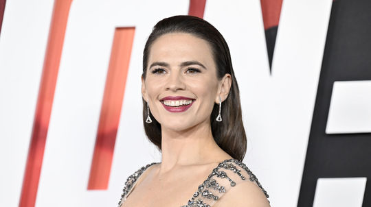 Hayley Atwell predviedla rafinované líčenie a...
