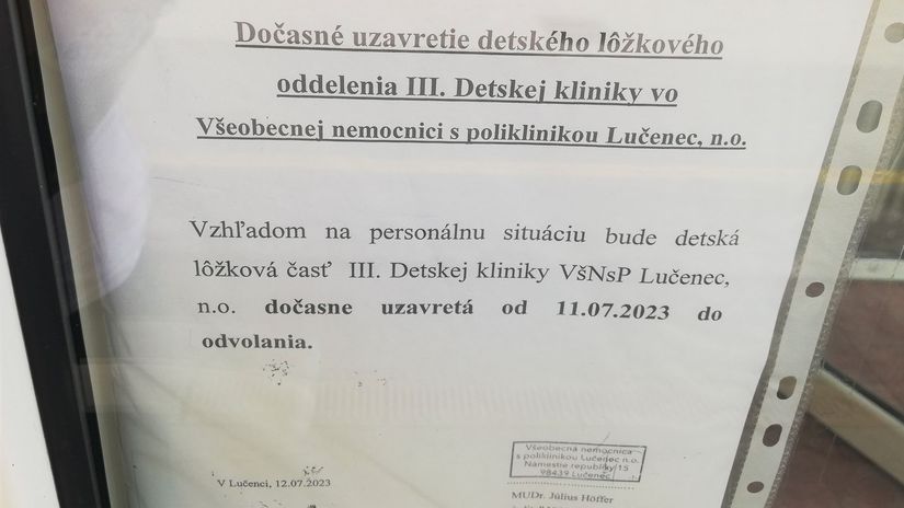 Oznam na dverách detskej kliniky.