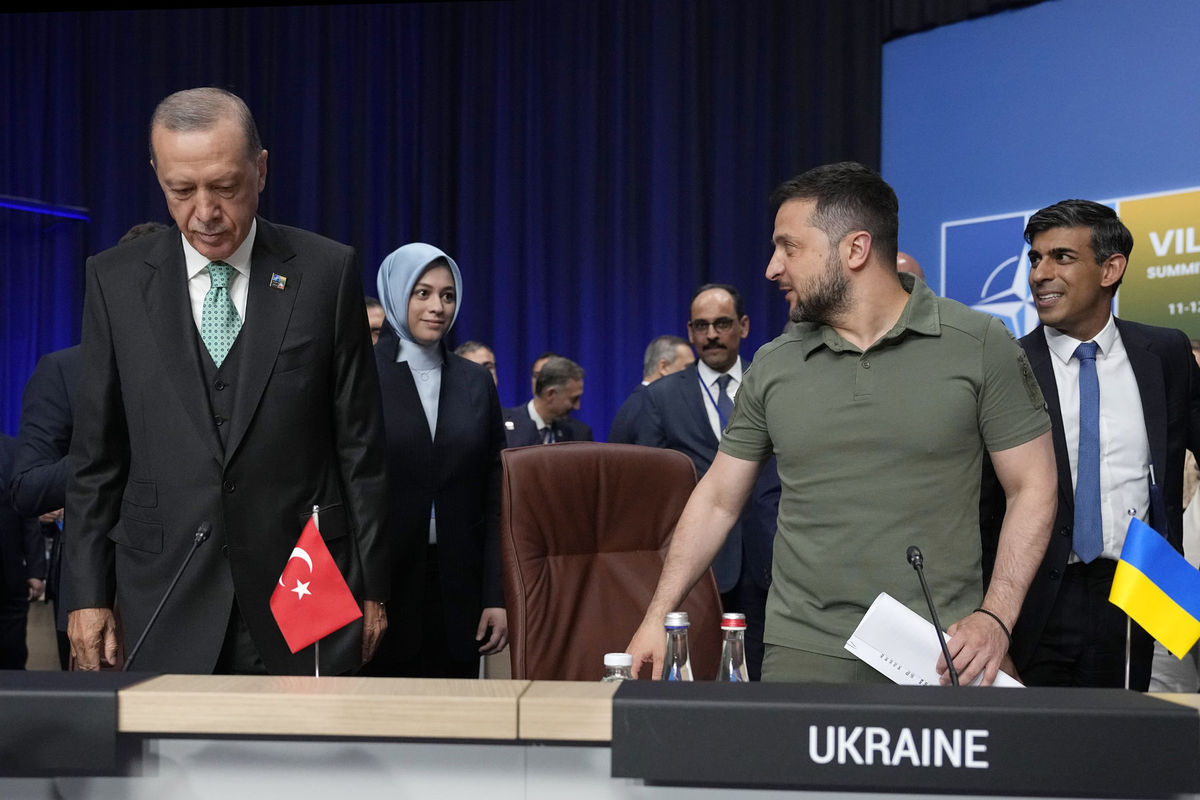 Turecký prezident Recep Tayyip Erdogan (vľavo)...