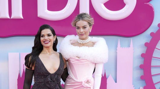 Herečky America Ferrera (vľavo) a Margot Robbie...
