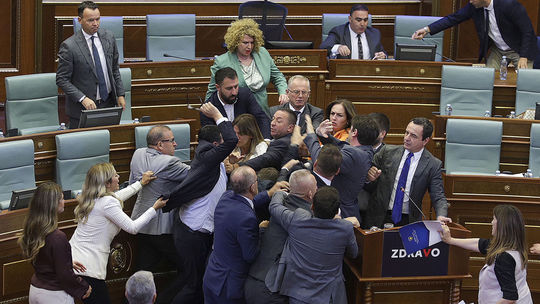 V kosovskom parlamente vypukla potýčka počas premiérovho prejavu o napätí so Srbmi