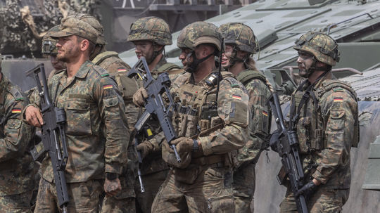 Kde nájde NATO 300-tisíc vojakov na obranu pred Ruskom? A čo to znamená pre Slovensko?