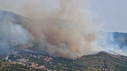 Pri chorvátskom letovisku vypukol rozsiahly požiar, doprava je ochromená