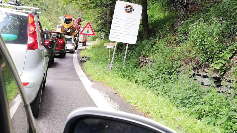 Kolóna pri jednom zo semaforov na ružomberskej...