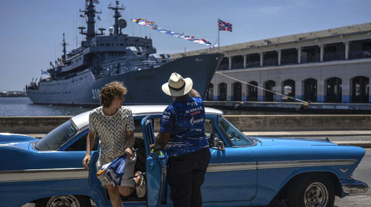 Ťažké časy spájajú starých priateľov. V kubánskej Havane po rokoch zakotvila loď ruského námorníctva