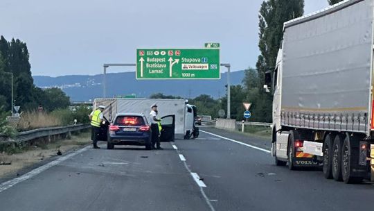 Na D2 sa prevrátil kamión, diaľnica v smere na Bratislavu je uzatvorená