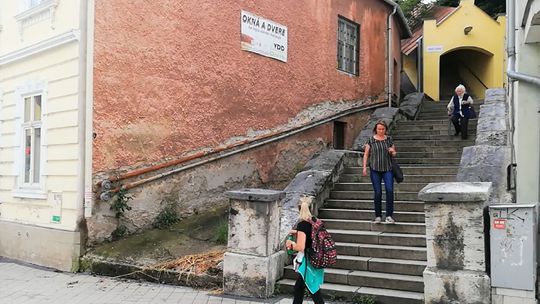 Tmavé schody smerujúce na Námestie Andreja Hlinku.