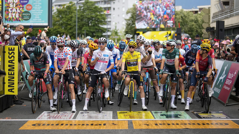 Cyklisti čakajú na štart 14. etapy Tour de...