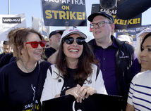 Joely Fisher, herečka a prezidentka organizácie SAG-AFTRA Fran Drescher a Duncan Crabtree-Ireland
