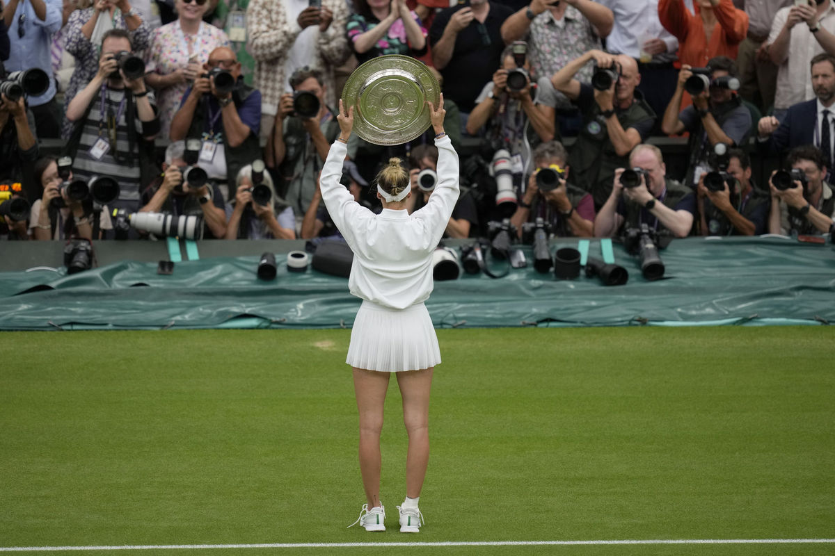 Markéta Vondroušová pózuje s víťaznou trofejou.