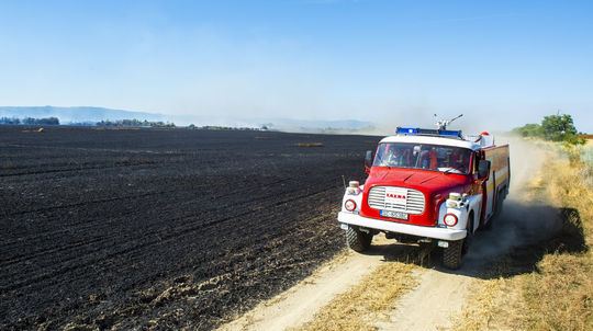 V bratislavskej Devínskej Novej Vsi horí pole, na mieste sú hasiči