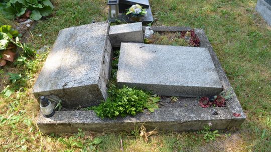 Na cintoríne v Modre vyčínal vandal, poškodil viaceré náhrobné kamene