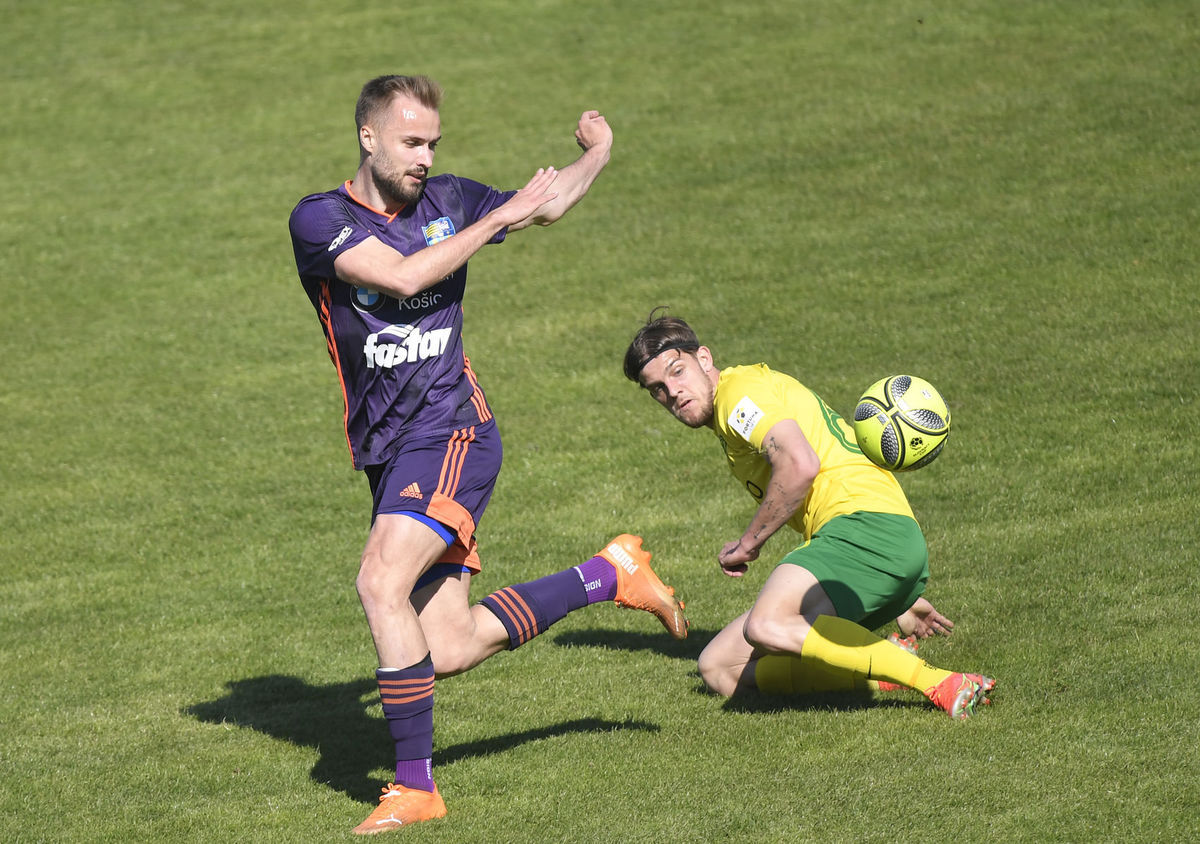 Na snímke vľavo Matej Jakúbek (FC Košice).