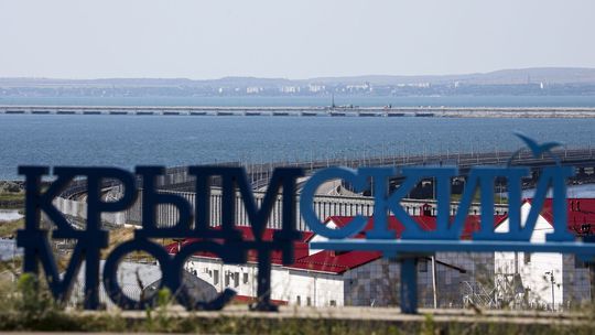 Ruskí turisti po útoku na most utekajú z Krymu