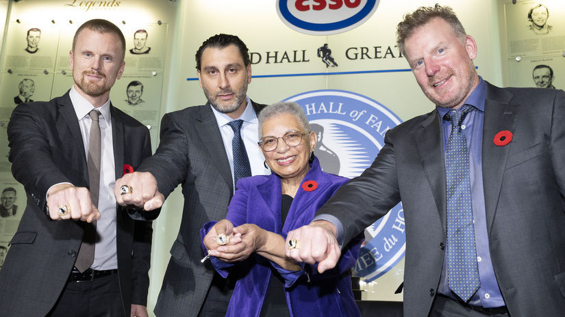   Daniel Alfredsson (vpravo).