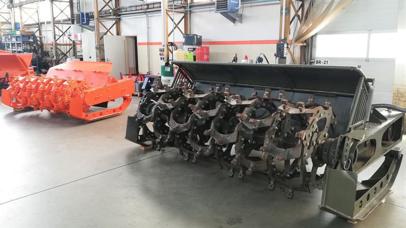 Frézy dvoch modelov vedľa seba – vľavo...