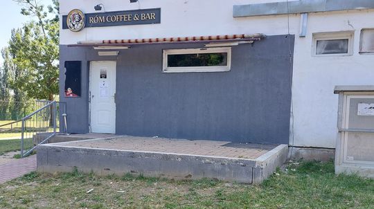 Na sídlisku je aj Róm Bar. Miestni si tu môžu...