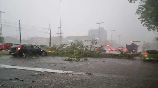Smršť na východe. Extrémna búrka a krúpy spustošili Prešovský kraj