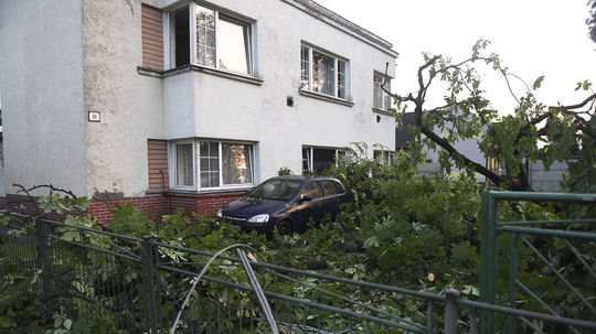 Na snímke škody po búrke a nárazovom vetre v...