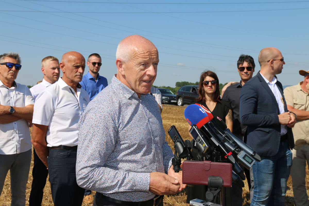 Minister pôdohospodárstva Jozef Bíreš na žatve...
