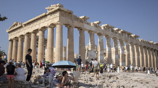 Gréci budú od júla dlhšie pracovať. Až šesť dní do týždňa