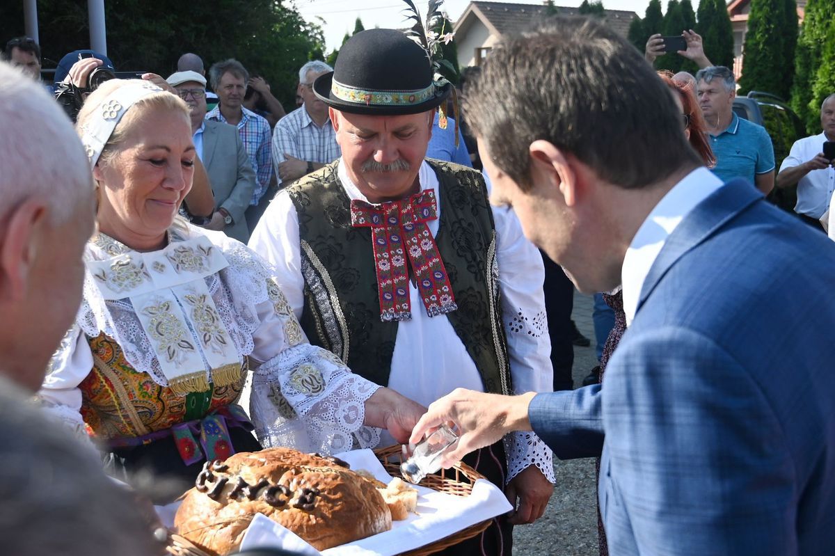 Premiér Ľudovít Ódor počas privítania na...