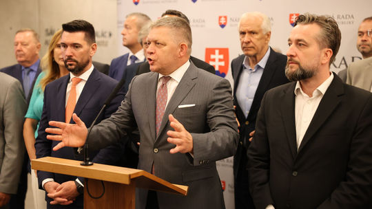 Strana Smer počas mimoriadnej 97. schôdze...