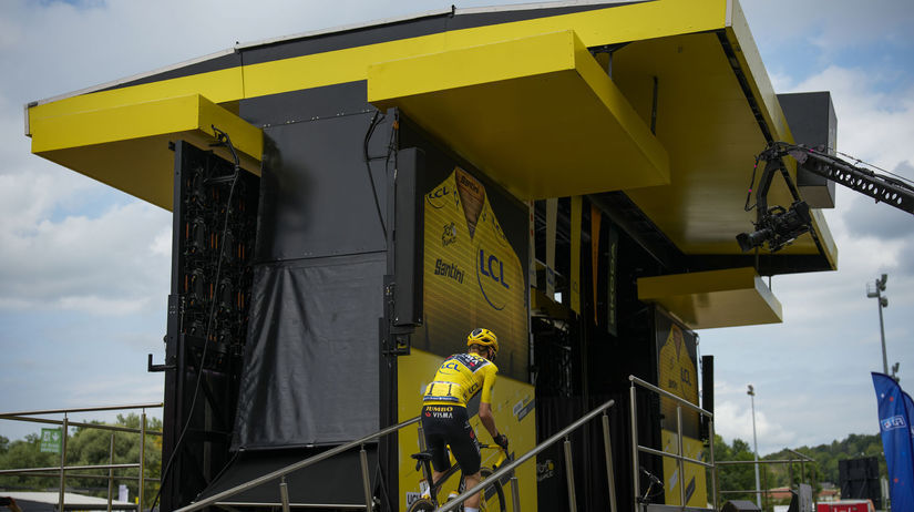   Jonas Vingegaard v žltom drese pred štartom...