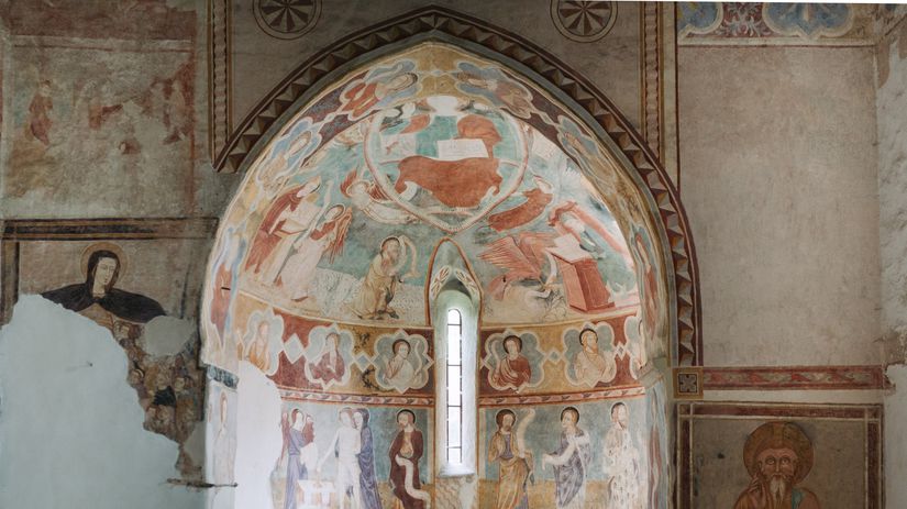 NEPOUZ, kostol, fresky