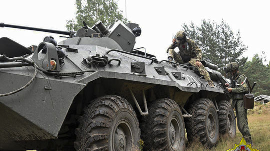 Poliaci posielajú na hranice ďalších vojakov. Bielorusko neďaleko cvičí ostrú streľbu, poruke má aj Prigožina