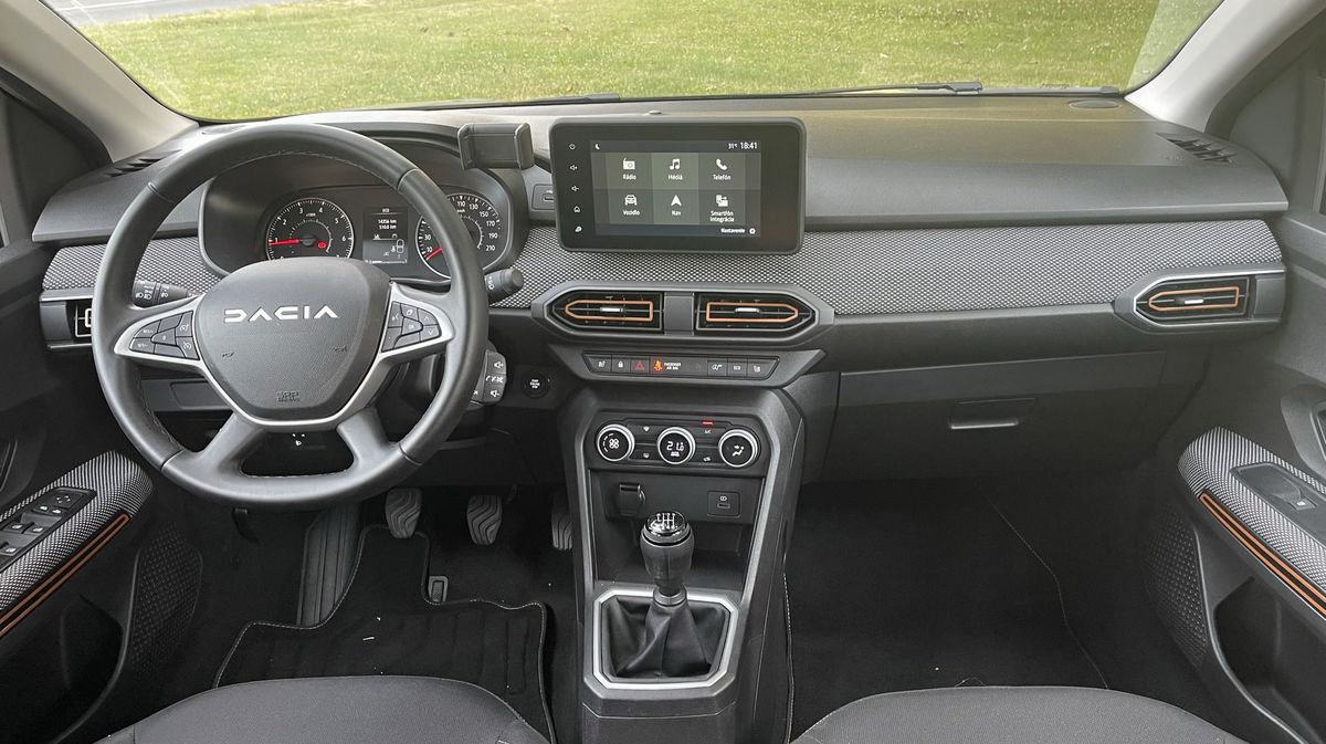 Prístrojovú dosku ozvláštňuje textilný poťah....