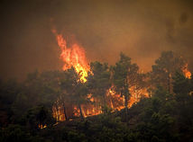 Grécko Rodos požiare lesné ľudia evakuácia