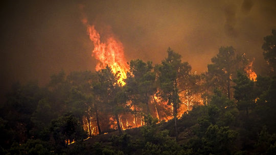 Požiar na Rodose spustil nevídanú operáciu, evakuovali 30-tisíc ľudí