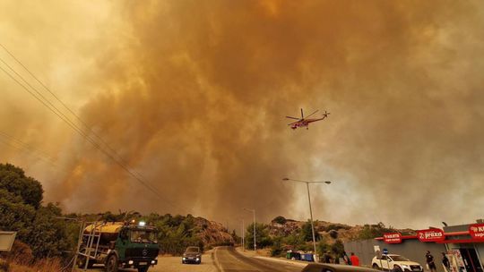 Kvôli požiaru na Rodose nariadili ďalšie evakuácie. Tvoria sa nové požiare  