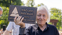 Václav Neckář so svojou tabuľkou na Moste slávy...