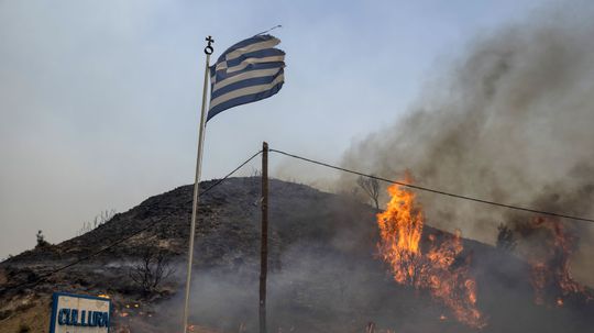 La Grèce est "dans la guerre" avec les incendies de forêt,...