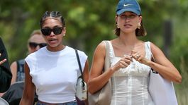 Hailey Bieber (vpravo) a Lori Harvey