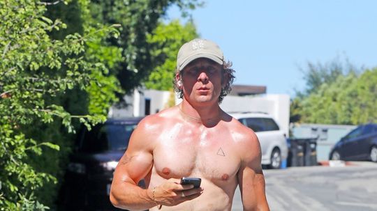 Herec Jeremy Allen White odchádza z tréningu v...