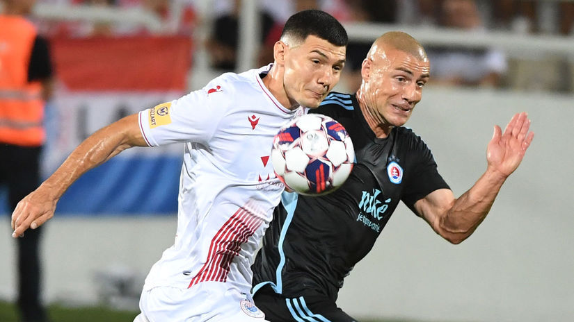 Džaba Kankava (vpravo, Slovan Bratislava) v...