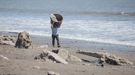 Sizyfovská práca. Vo vedrách vynášajú piesok z...