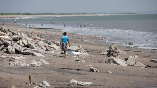 Pláž je posiata troskami.