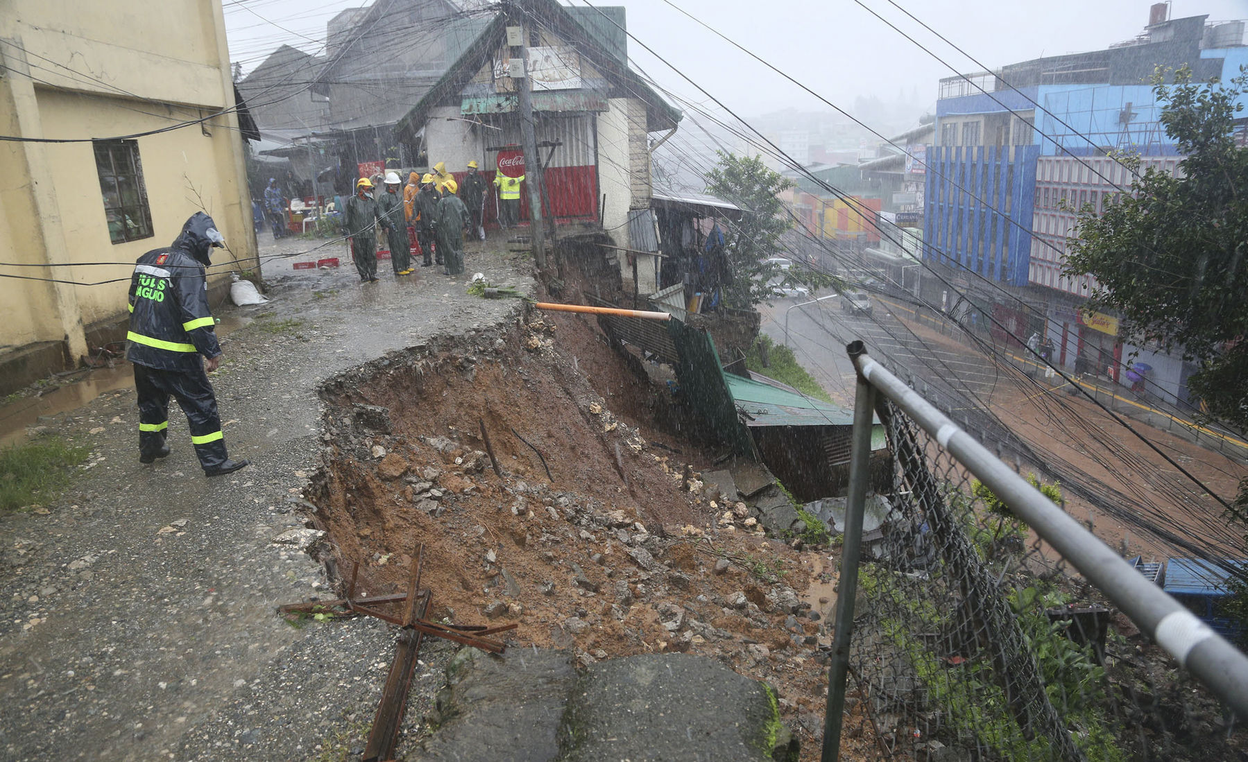 Policajt kontroluje zosuv pôdy, ktorý spôsobil...