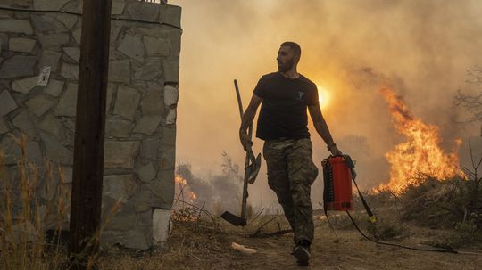 Grécko chce popri drancujúcim požiarom bojovať aj s klimatickou krízou, vyhlásil premiér 
