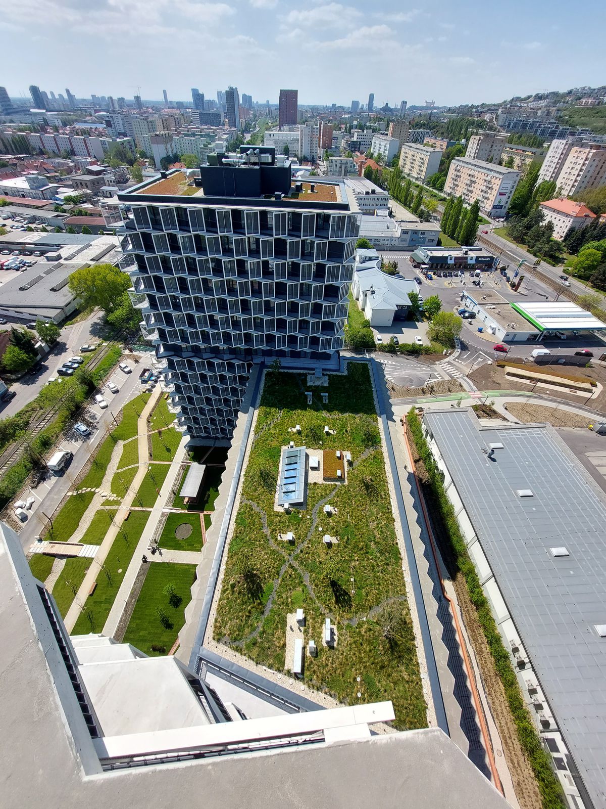 Na Slovensku pribúdajú zelené strechy a dažďové...
