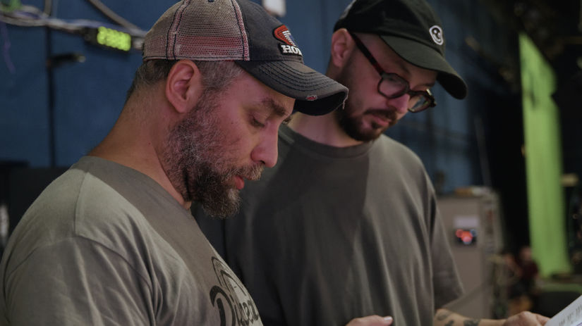 Režisér Jonáš Karásek pri nakrúcaní nového filmu.