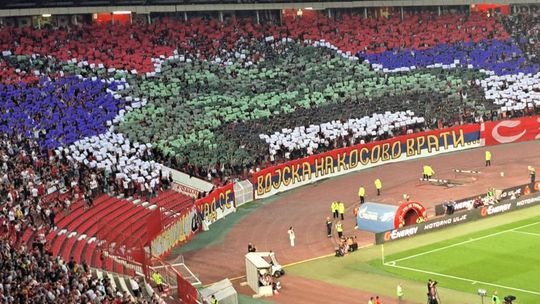 Choreo s tankom: Nech sa armáda vráti do Kosova, odkázali Srbi. Crvena zvezda potom zničila Fiorentinu