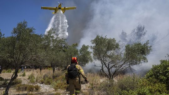 V Grécku stále vyčíňajú lesné požiare, úľavu by by však mohli priniesť búrky
