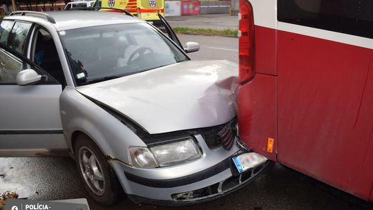 Vodič v Ružomberku narazil do autobusu, nafúkal skoro tri promile