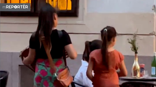 Malé deti v centre Bratislavy rušili hostí. Od ľudí sediacich na terasách si pýtali peniaze