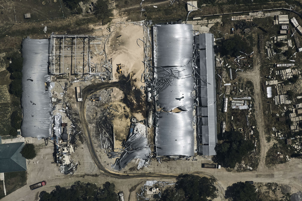 Pohľad na poškodenú budovu farmy v Odeskom...